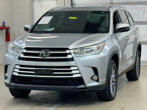 Used 2019 Toyota Highlander XLE FWD image 3