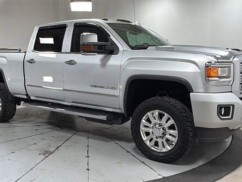 Used 2018 GMC Sierra 2500 Denali w/ Duramax Plus Package image 3