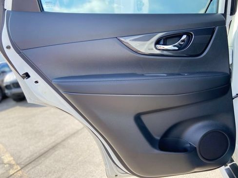 Used 2019 Nissan Rogue SV FWD image 19