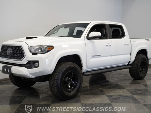 Used 2018 Toyota Tacoma TRD Sport w/ Technology Package RWD image 6