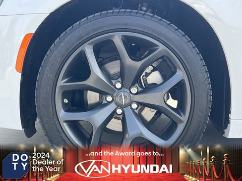 Used 2023 Chrysler 300 Touring w/ Sport Appearance Package image 8