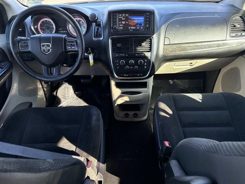 Used 2019 Dodge Grand Caravan SE w/ UConnect Hands-Free Group image 16