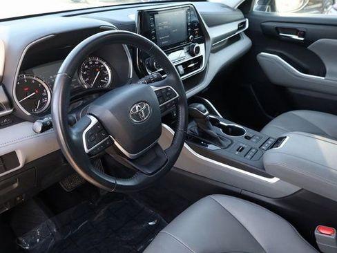 Used 2022 Toyota Highlander XLE image 10