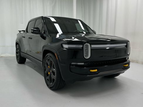 Used 2025 Rivian R1T Premium image 2