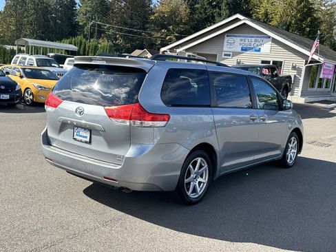 Used 2014 Toyota Sienna XLE image 8
