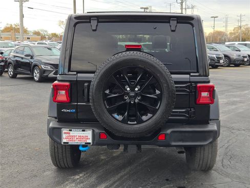 Used 2022 Jeep Wrangler Unlimited Sahara w/ Cold Weather Group image 15