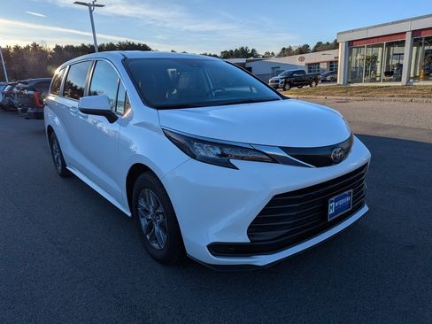 Used 2024 Toyota Sienna LE image 8