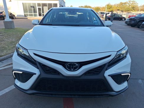 Used 2024 Toyota Camry SE image 9