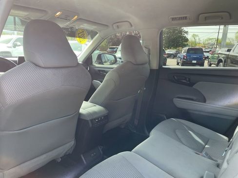 Used 2021 Toyota Highlander LE FWD image 43