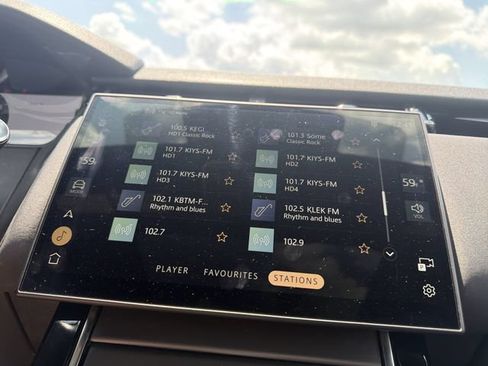 Used 2025 Land Rover Range Rover Velar Dynamic SE AWD/4WD image 33