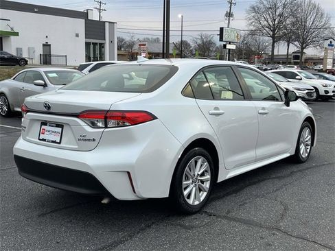 Used 2024 Toyota Corolla LE w/ LE Convenience Package image 3