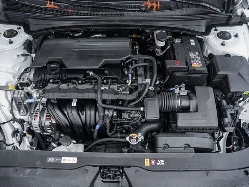 Certified 2025 Hyundai Elantra Sport image 15