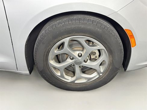 Used 2024 Chrysler Pacifica Limited image 34