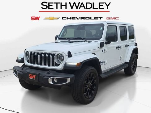 Used 2025 Jeep Wrangler Unlimited Sahara AWD/4WD image 3