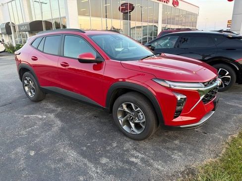 Used 2026 Chevrolet Trax LT FWD image 1
