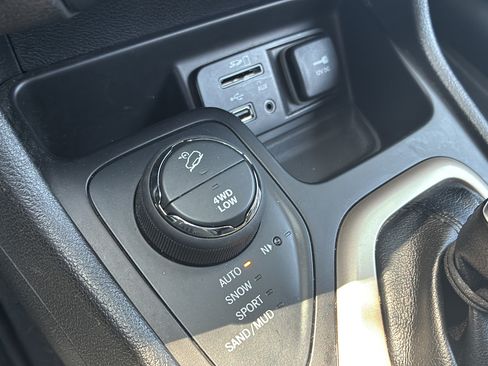 Used 2017 Jeep Cherokee 75th Anniversary AWD/4WD image 37