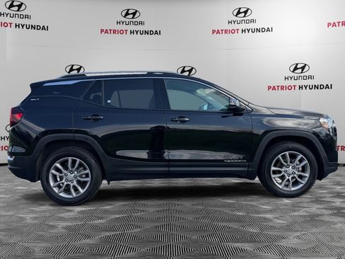 Used 2024 GMC Terrain SLT AWD/4WD image 2
