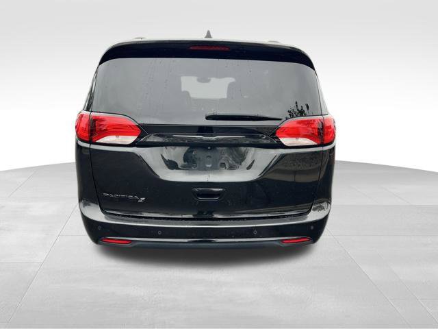 Used 2018 Chrysler Pacifica Touring-L Plus w/ S Appearance Package FWD image 6