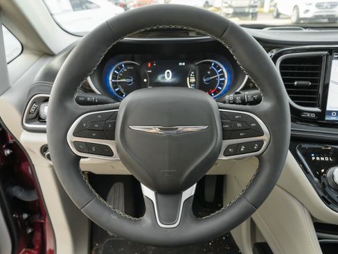 Used 2022 Chrysler Pacifica Limited w/ Uconnect Theater Family Group FWD image 19