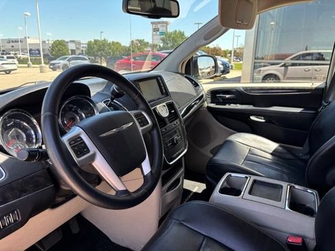 Used 2014 Chrysler Town & Country Touring FWD image 9