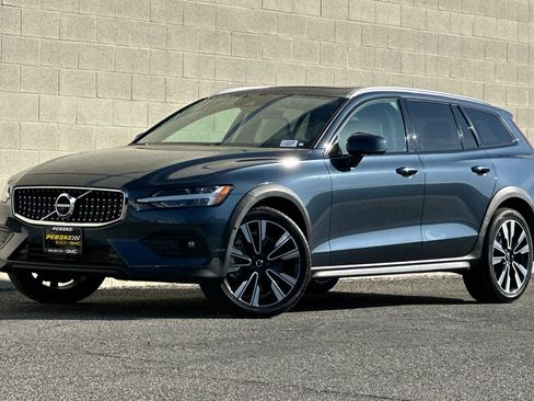 Used 2022 Volvo V60 T5 Cross Country w/ Advanced Package image 8