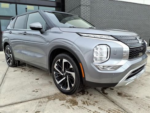 Used 2024 Mitsubishi Outlander SE image 1