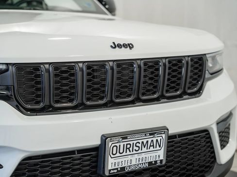 Certified 2023 Jeep Grand Cherokee Limited w/ Black Appearance Package AWD/4WD image 12
