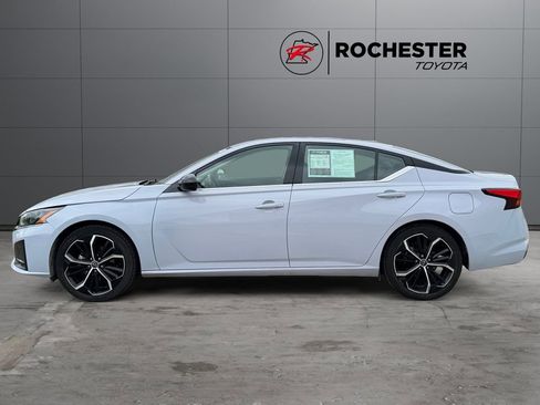 Used 2024 Nissan Altima 2.5 SR FWD image 2