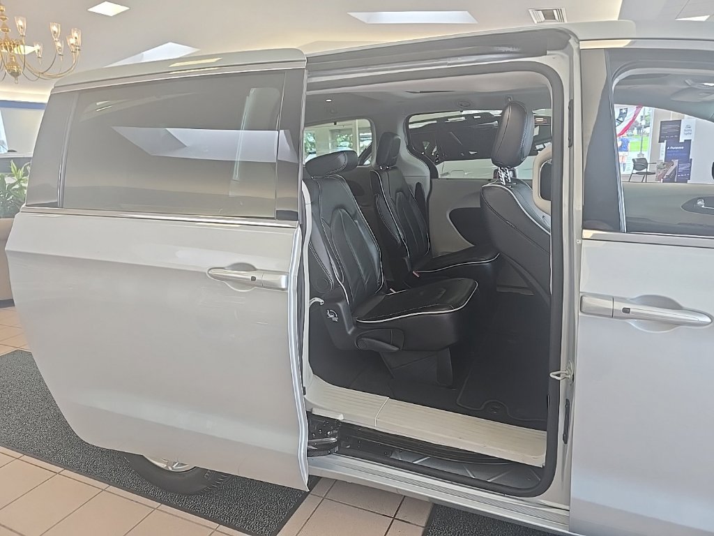 Used 2024 Chrysler Pacifica Limited FWD image 40