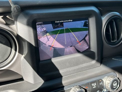 Used 2018 Jeep Wrangler Unlimited Sport S AWD/4WD image 26