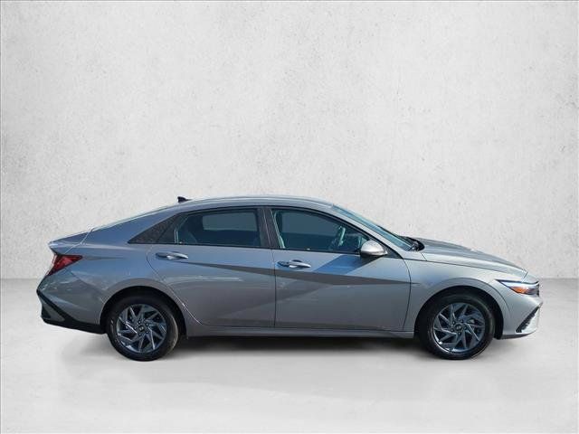 Used 2026 Hyundai Elantra Hybrid FWD image 4