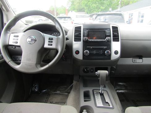 Used 2015 Nissan Frontier SV image 13
