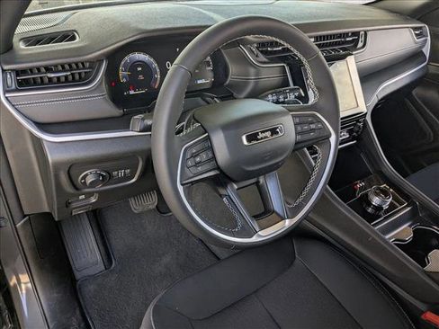 Used 2025 Jeep Grand Cherokee Laredo AWD/4WD image 10
