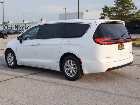 New 2026 Chrysler Pacifica Select image 7