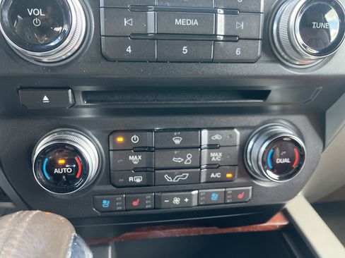 Used 2018 Ford F150 King Ranch w/ Equipment Group 601A Luxury AWD/4WD image 28