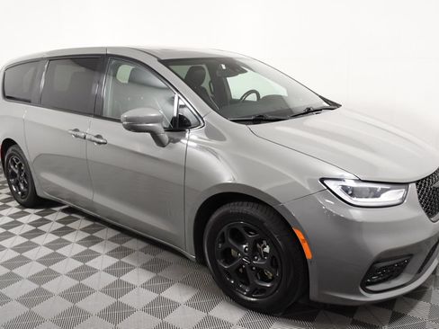Used 2022 Chrysler Pacifica Limited w/ Uconnect Theater Family Group FWD image 8