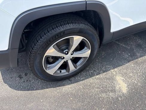 Used 2019 Jeep Cherokee Limited AWD/4WD image 4