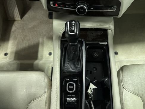 Used 2016 Volvo XC90 T6 Momentum w/ Momentum Plus Package image 33