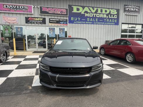 Used 2019 Dodge Charger SXT w/ Blacktop Package RWD image 3