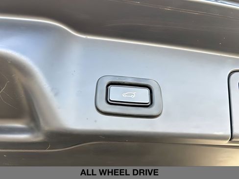 Used 2020 Land Rover Range Rover Evoque SE image 16