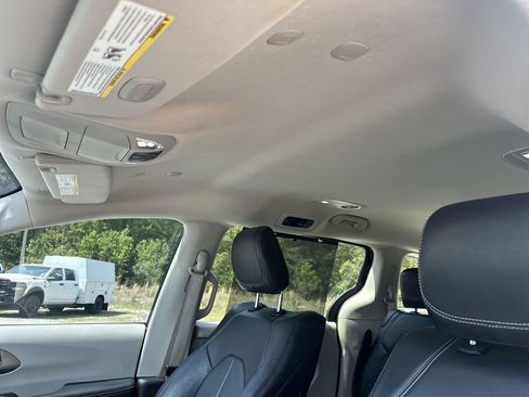 Used 2022 Chrysler Pacifica Touring-L w/ Uconnect Theater Family Group FWD image 32