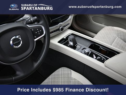 Used 2022 Volvo XC60 B5 Momentum image 23