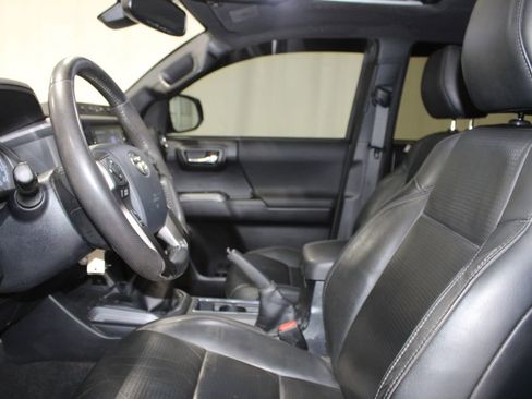 Used 2020 Toyota Tacoma TRD Off-Road w/ TRD Premium Off Road Package AWD/4WD image 16