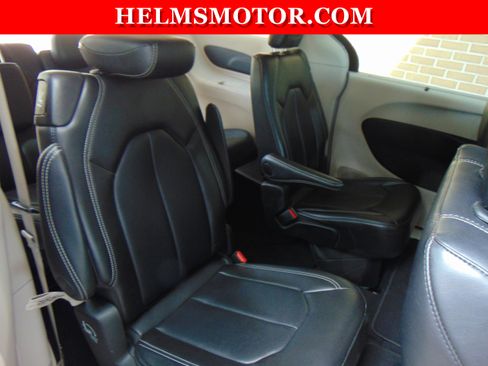 Certified 2024 Chrysler Pacifica Touring-L FWD image 30