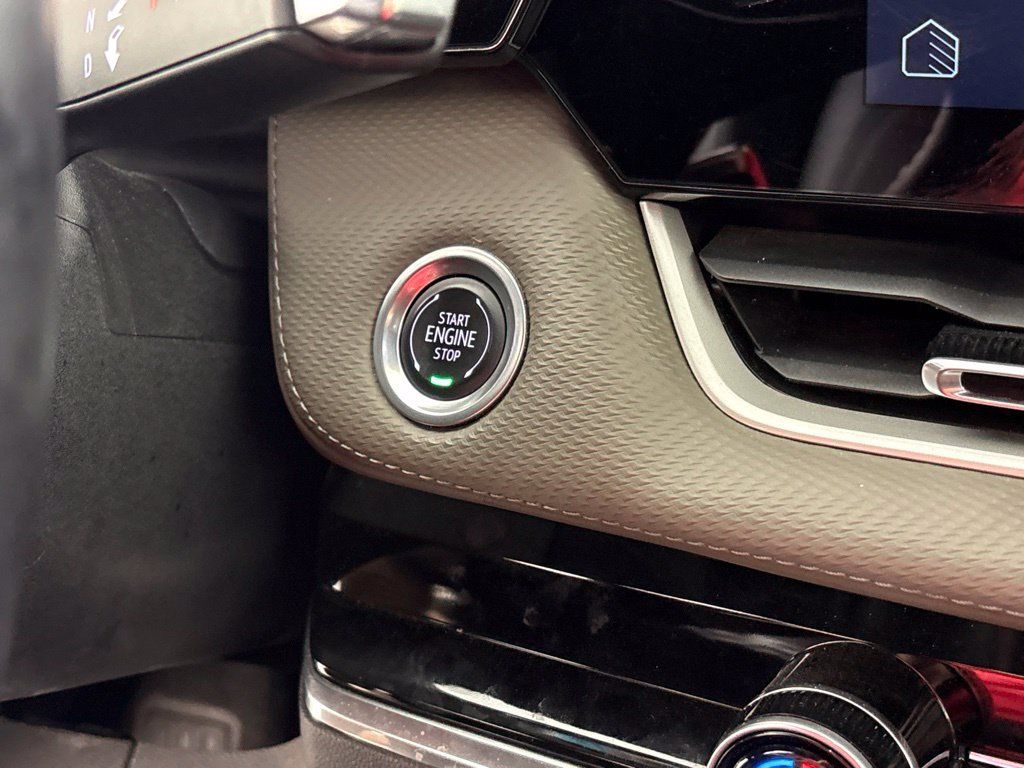 Used 2025 Chevrolet Equinox LT w/ Convenience Package II FWD image 33