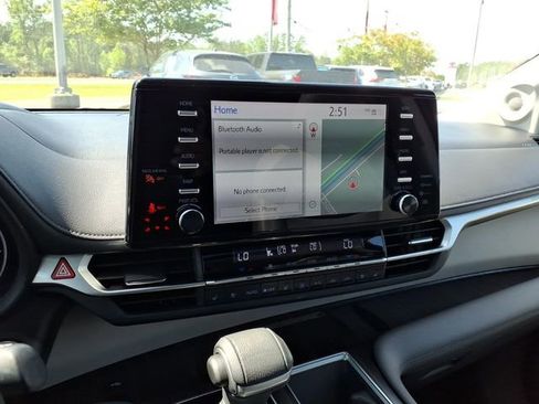 Used 2022 Toyota Sienna Limited FWD image 18