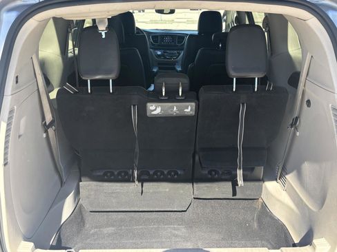 Used 2019 Chrysler Pacifica Touring-L image 30