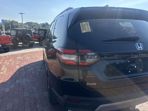 Used 2025 Honda Pilot Touring image 10