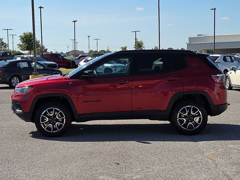 Used 2025 Jeep Compass Trailhawk AWD/4WD image 3
