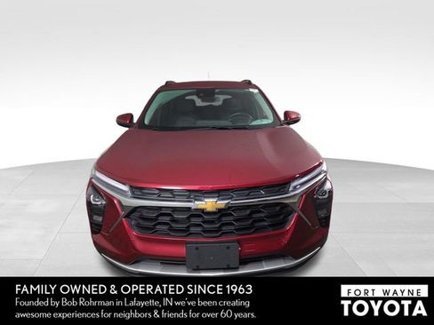 Used 2024 Chevrolet Trax LT w/ LT Convenience Package FWD image 3